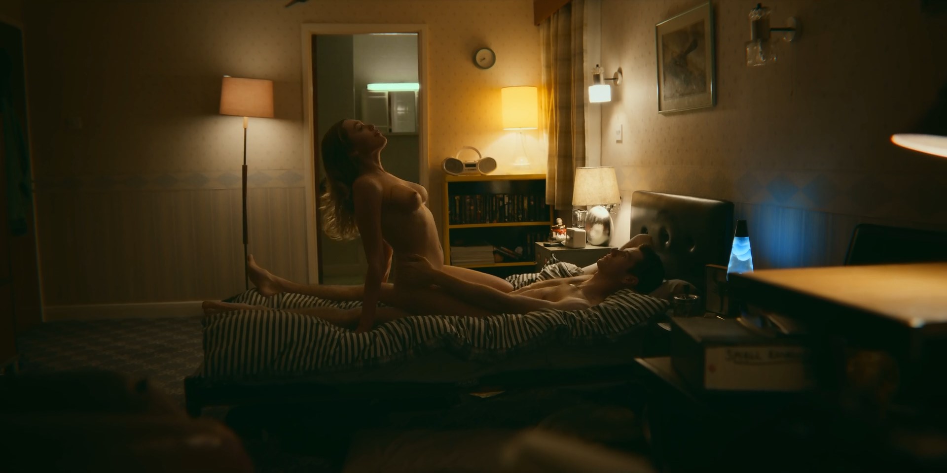 Aimee Lou Wood - Sex Education s01e01 (2019) HD 1080p.