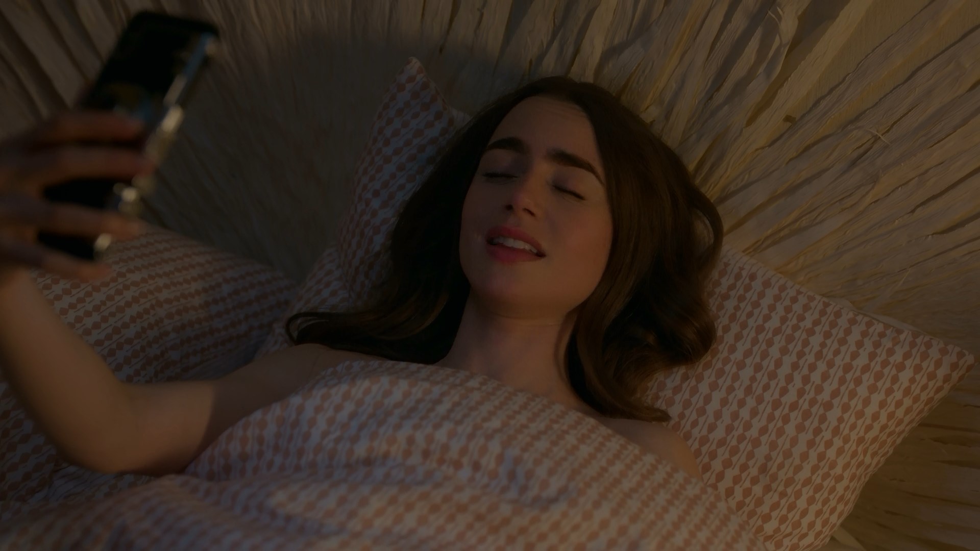 Watch Online - Lily Collins - Emily in Paris s01e01-10 (2020) HD 1080p