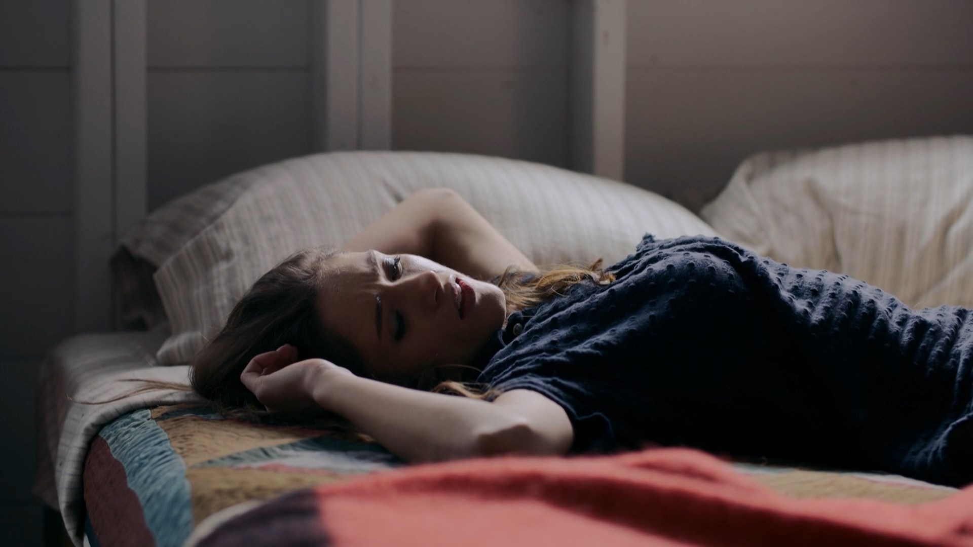 Amanda Seyfried, Natalia Dyer - Things Heard & Seen (2021) HD 1080p.