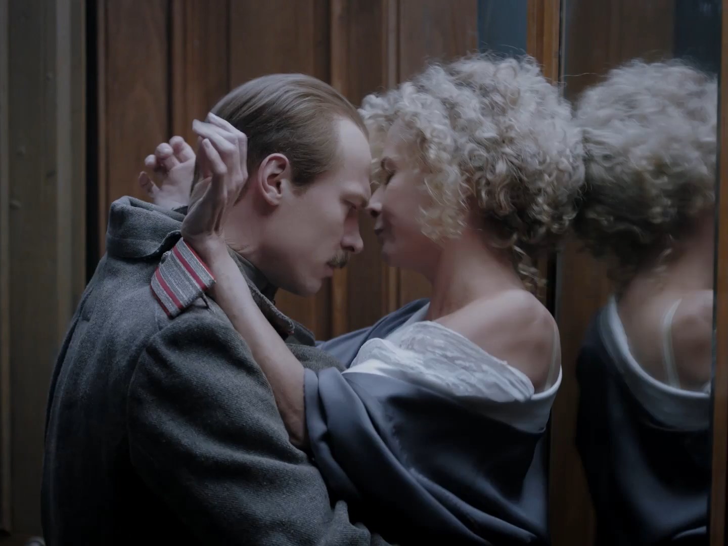 Videoda jojalarda kamming korsatilgan. Linda Lovelace ishtirokidagi barcha porno filmlar