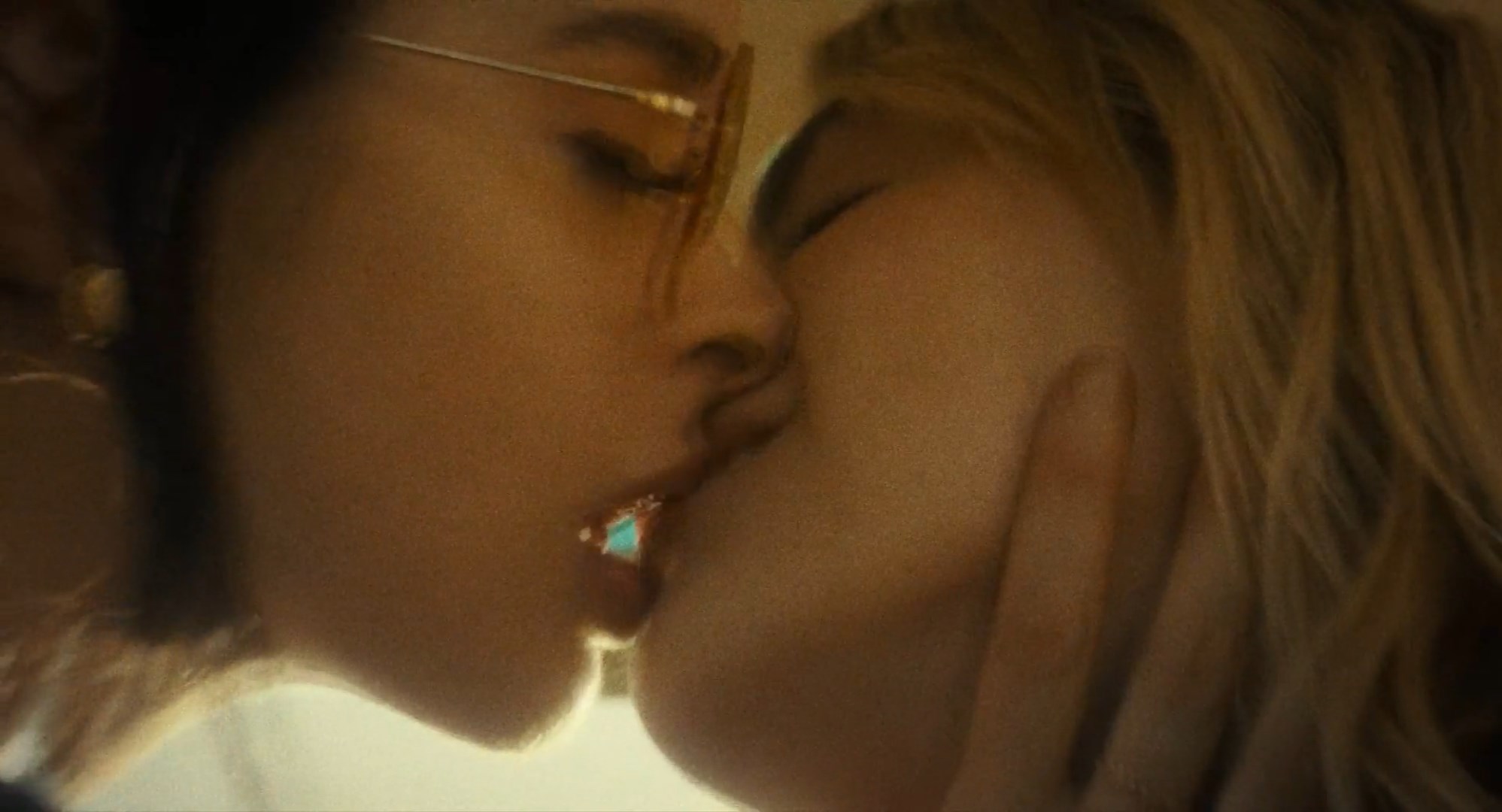 Kiernan Shipka, Krysten Ritter, etc - Stone Cold Fox (2025) HD 1080p