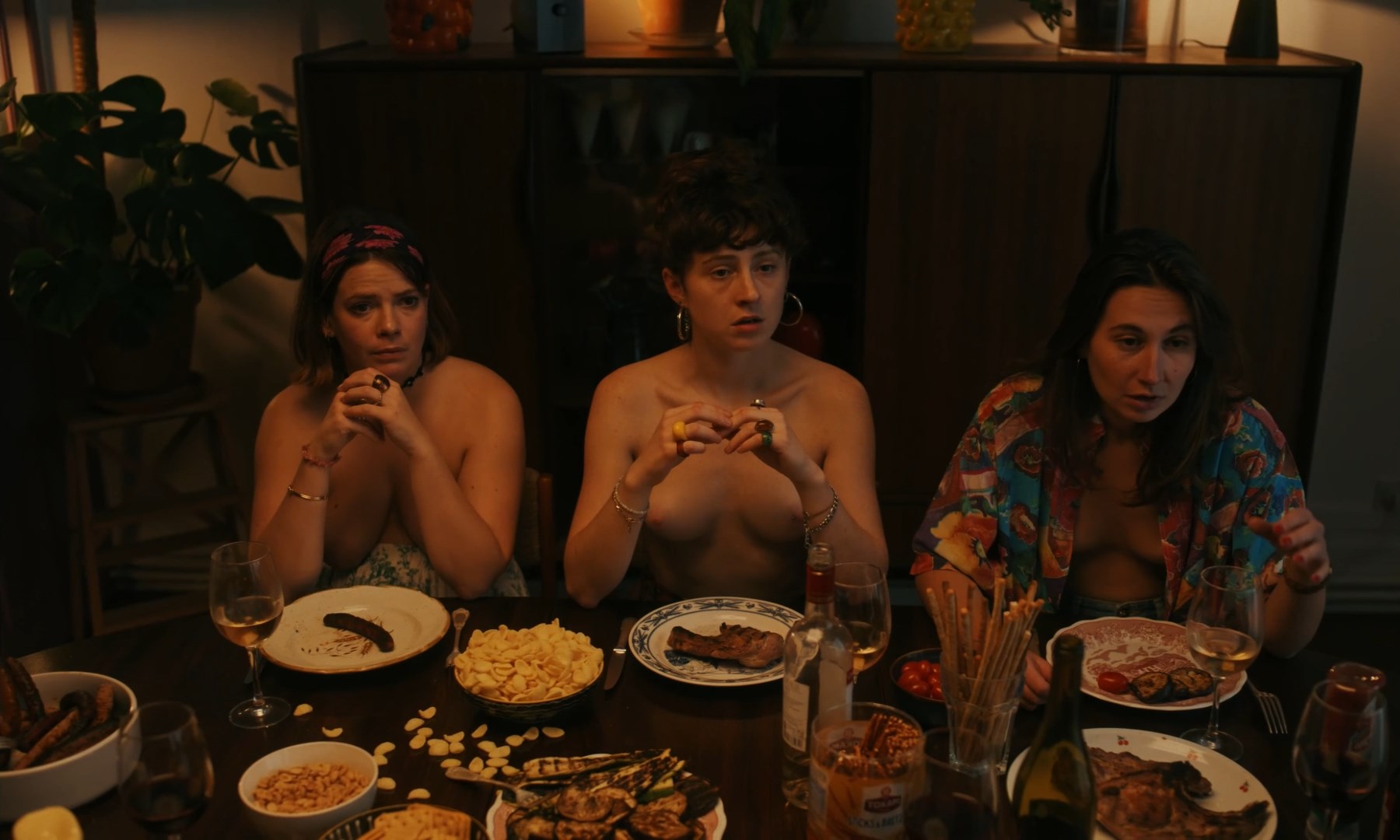Fiona Julien, Noemie Sarcey, Alice Pey - Pas Mal Les Bzezs (2026) HD 1080p
